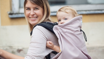 La cover: la soluzione ideale per il babywearing nelle mezze stagioni